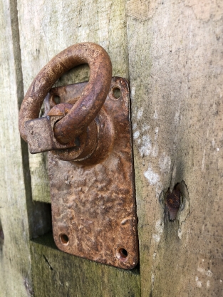 Rustikaler Ring als Türschließer/Torwächter rustikales Metall