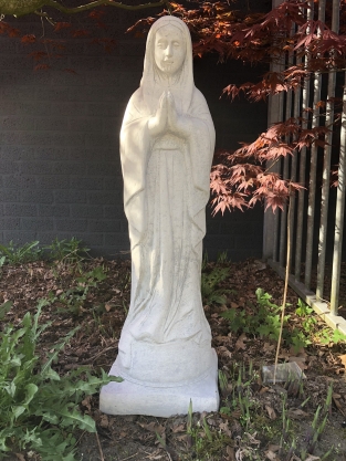 Mutter Maria / Mutter Maria, große Vollsteinskulptur