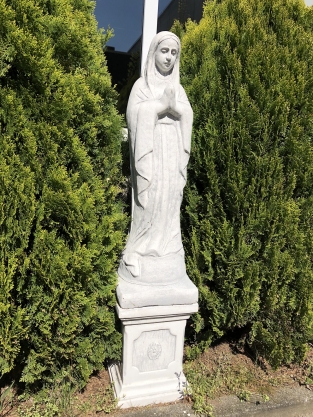 Mutter Maria / Mutter Maria, groß auf Sockel, Vollsteinskulptur