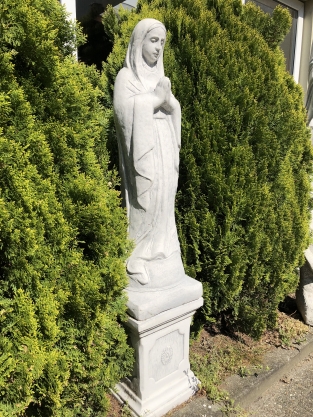 Mutter Maria / Mutter Maria, groß auf Sockel, Vollsteinskulptur