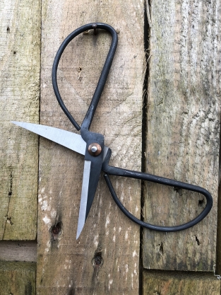 Handgesmede schaar-scissor Dure, echt fantastisch ontwerp!!