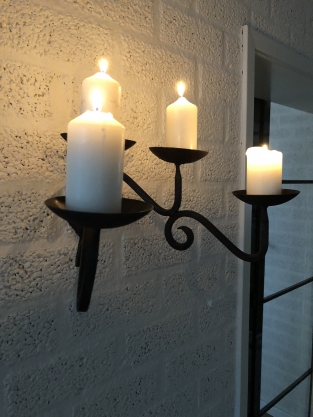 Beautiful wrought iron wall sconce with 4 saucers, very beautiful