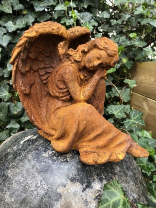 Beautiful seated angel, full of detail, cast iron rest