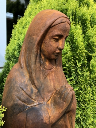 Mutter Maria / Mutter Maria, große Vollsteinskulptur, Oxid