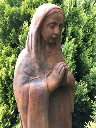 Moeder Maria / Mother Mary, groot vol stenen beeld, oxide.