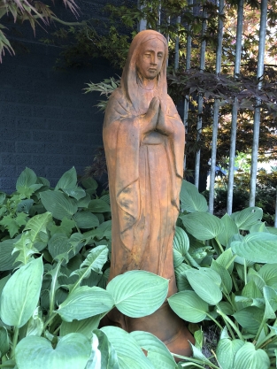 Moeder Maria / Mother Mary, groot vol stenen beeld, oxide.