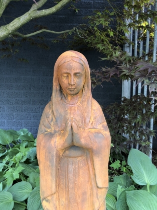 Moeder Maria / Mother Mary, groot vol stenen beeld, oxide.