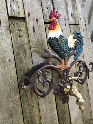 1 water hose holder rooster, cast iron with brass tap in color, beautiful.