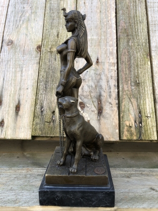 Een bronzen beeld van Cleopatra met PANTHER