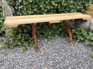 1 Paar zwaar massief gietijzeren zij delen-tuinbank-tuintafel.