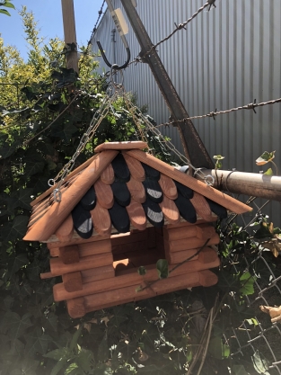 Lux houten vogelhuis, voederhuis om op te hangen.