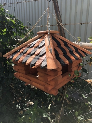 Lux houten vogelhuis, voederhuis om op te hangen.