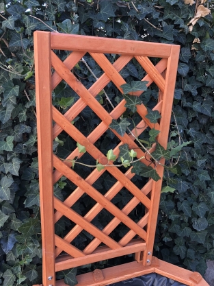 Blumenkasten, Pflanzgefäß, aus Massivholz mit schön gearbeiteter Pergola