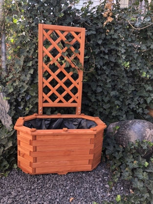 Blumenkasten, Pflanzgefäß, aus Massivholz mit schön gearbeiteter Pergola