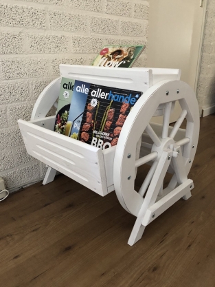 Reading box, wood, with 2 wagon wheels wood-white, very nice!