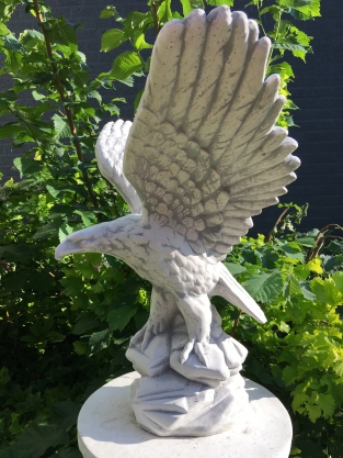 Steinadler, schöne Skulptur