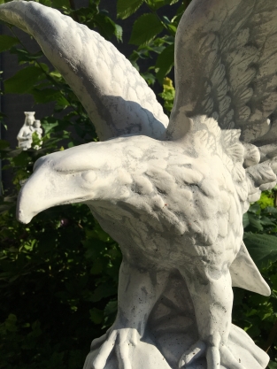 Steinadler, schöne Skulptur