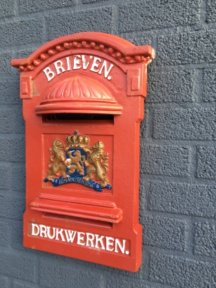 Dubbel postbusfront kleppen, vol gietijzer, zware uitvoering en heel fraai!!!