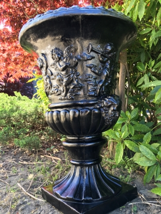 Sehr auffällige und schwere Blumentopfvase aus massivem Stein, schwarz