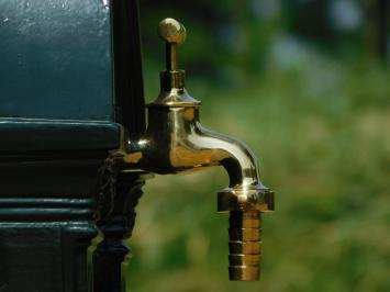 Stehbrunnen - Dunkelgrün - Aluminium - Messinghahn