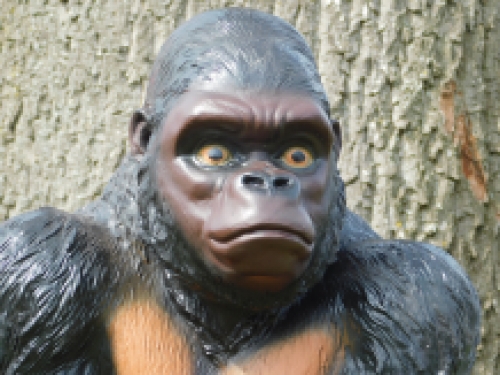 Beautiful gorilla, polystone beautiful to look at.