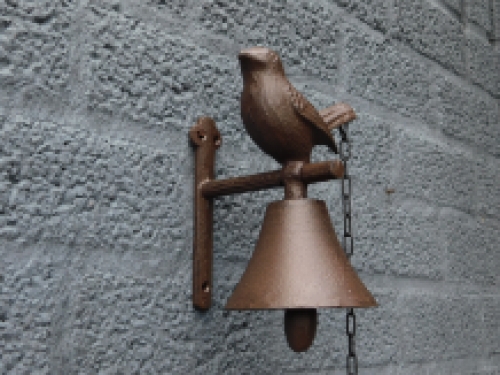 Klok in landelijke stijl, tuinbel met vogel, muurbel met kettingtakel