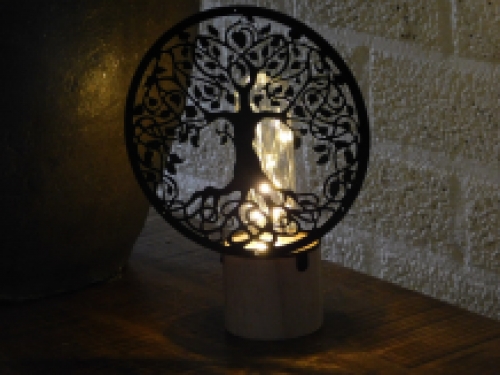 Leuke lamp met hiervoor een sierlijk ornament, 'levensboom'