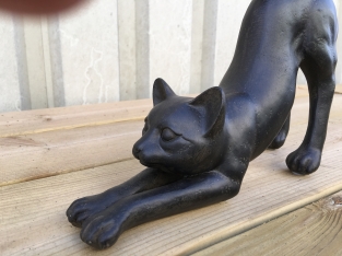 Sculptuur van een kat die zich uitstrekt