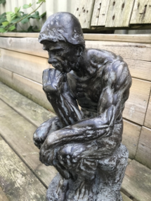 Mooi beeld van de denker ''THE THINKER'', polystone beeld