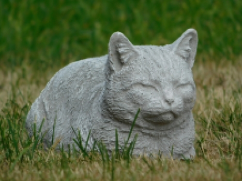 Beeld liggende kat - volledig van steen - tuinbeeld