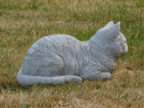 Statue einer liegenden Katze - ganz aus Stein - Gartenstatue