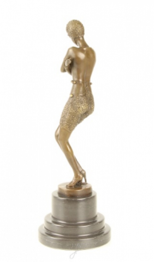 Een bronzen beeld/sculptuur van een bedeesde danseres