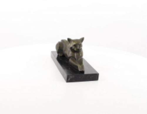 Bronzeskulptur einer liegenden Katze, modernistischer Stil