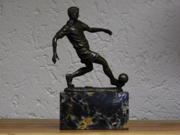 Bronzeskulptur Fußballspieler - auf Marmorsockel