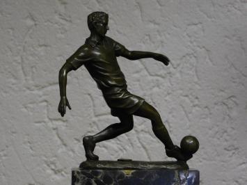 Bronzeskulptur Fußballspieler - auf Marmorsockel