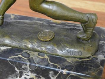 Bronzeskulptur Fußballspieler - auf Marmorsockel