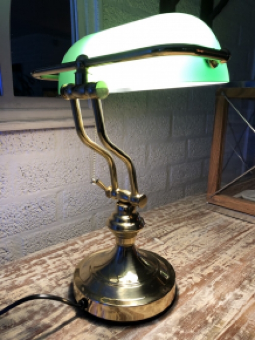 Een prachtige messing-groen glazen banking desk buro lamp