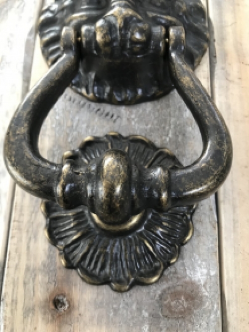 Door knocker lion, dark brass including knocker catcher.