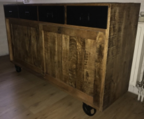 Attraktives Sideboard mit 2 Schiebetüren und 4 Schubladen, mit Eisenrollen