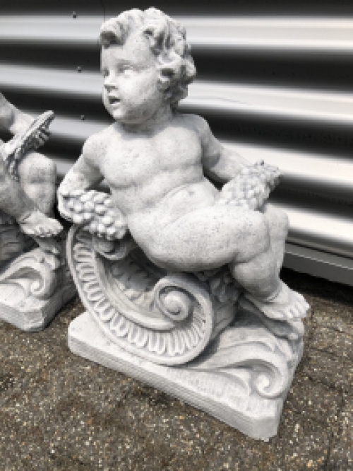 Four-year times depicted by reclining angels, cherubs, full of cast stone.