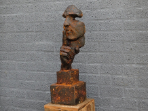 Een exclusief en bijzonder beeld van ''de fluisteraar'', polystein, sculptuur als decoratie