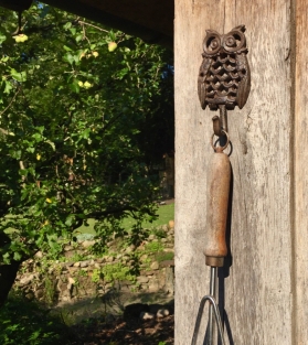 Garderobenhaken mit Eulenfuß, Metall Gusseisen