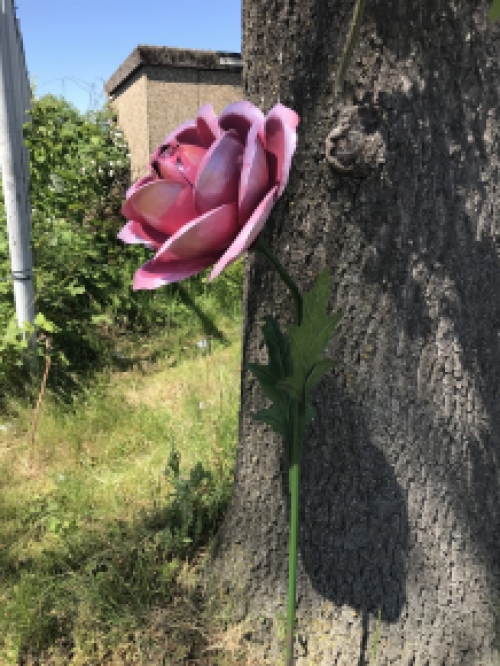 LAST ONE: Een kunstwerkje, grote roze roos gemaakt van metaal, op steel