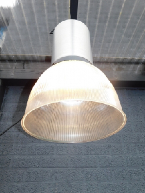 Fraaie grote metalen antieke industriële  hanglamp met fraaie lichtkap.