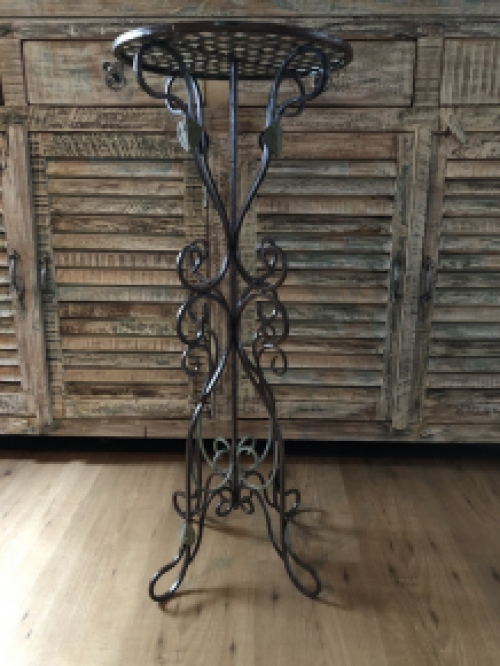 Side table wrought iron, unique and beautiful !!