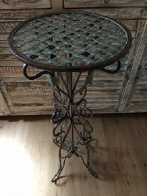 Side table wrought iron, unique and beautiful !!