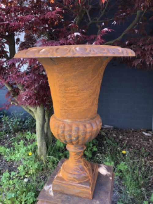 Cast iron garden vase, very attractive and beautiful design.