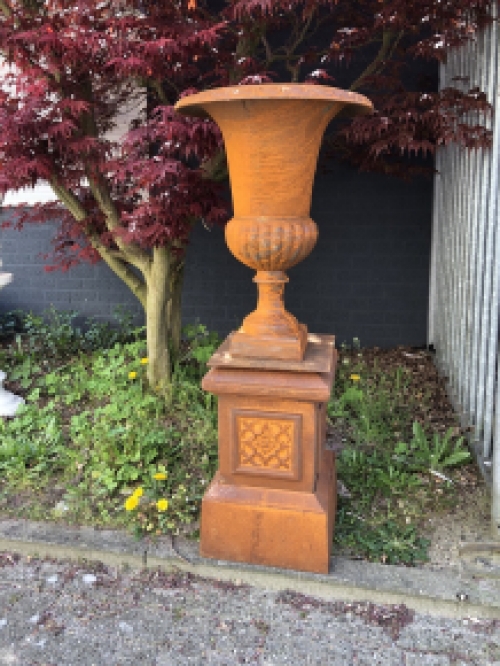 Large cast iron pedestal column, heavy and solid and great design!!