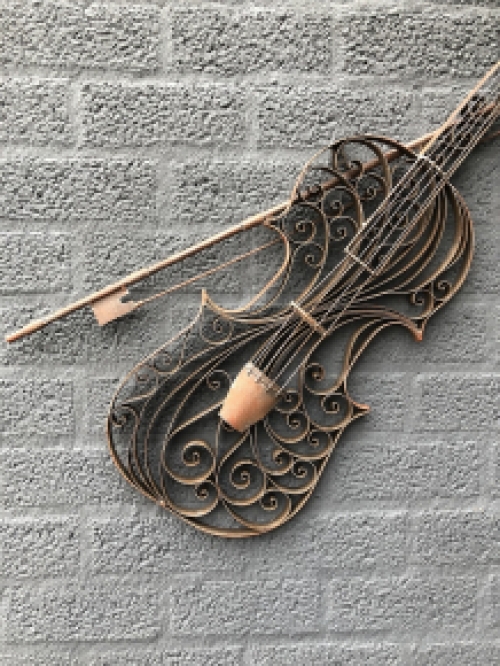 Beautiful wrought iron violin for the garden wall or indoors as a wall decoration!!