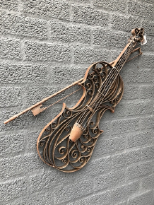 Beautiful wrought iron violin for the garden wall or indoors as a wall decoration!!